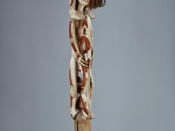 Tall wooden pole resembling a figure with outstrecthed arms